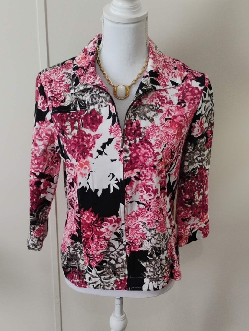 Gorgeous Chico's Floral Zip-Front Top
